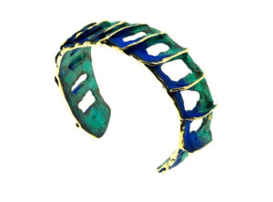Brazalete bronce patinado en azul y verde,
