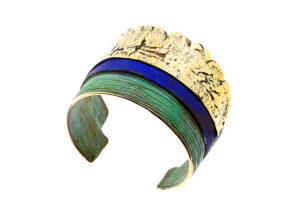 Brazalete bronce patinado en azul y verde,
