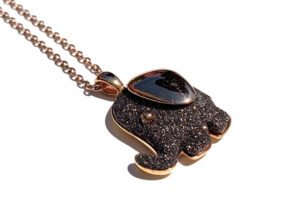 Collar con colgante de Pesavento