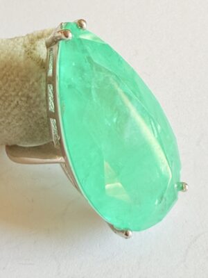 Sortija de plata de ley con esmeralda tratada