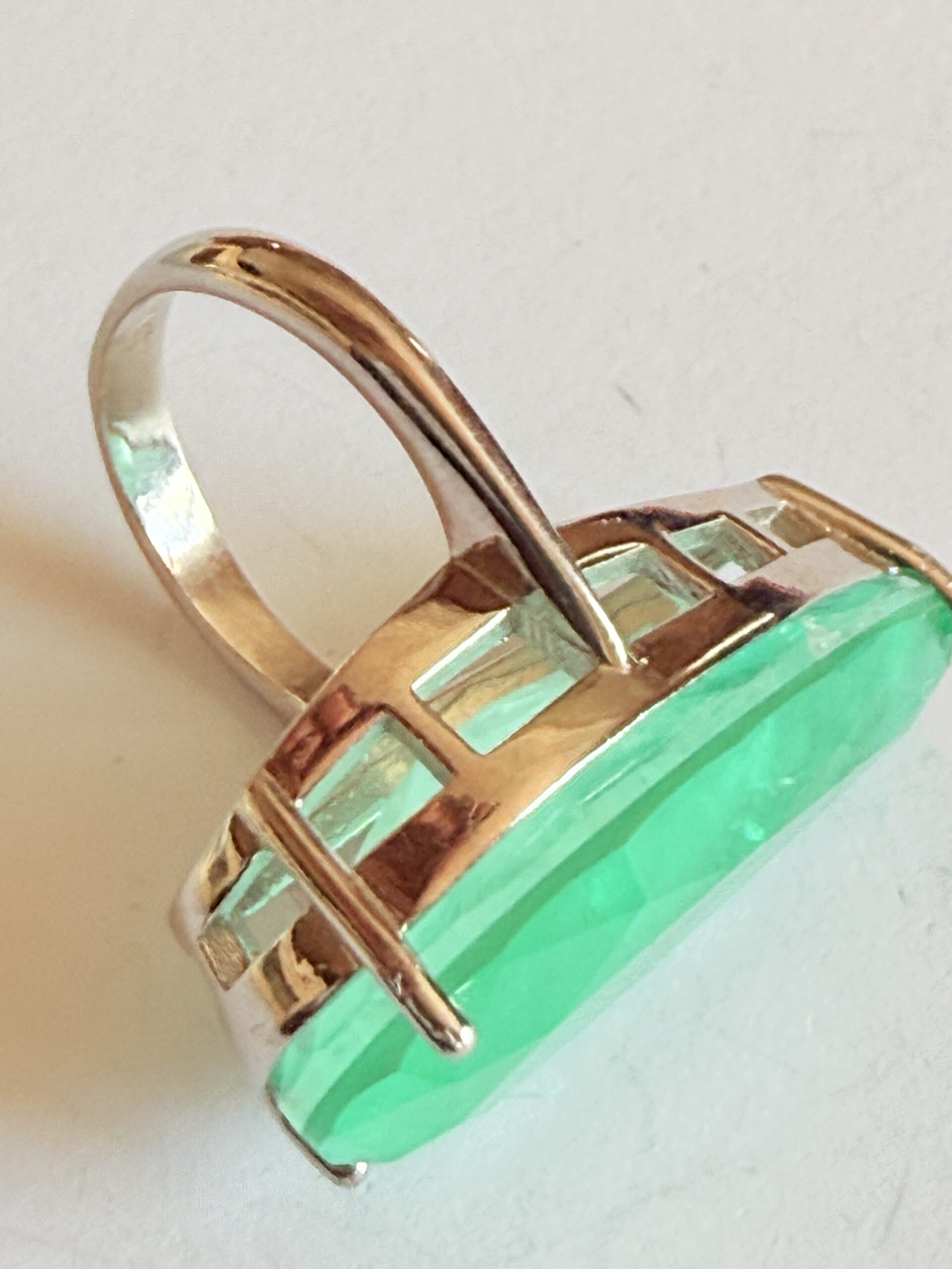 Sortija de plata de Ley con esmeralda tratada. - Imagen 2