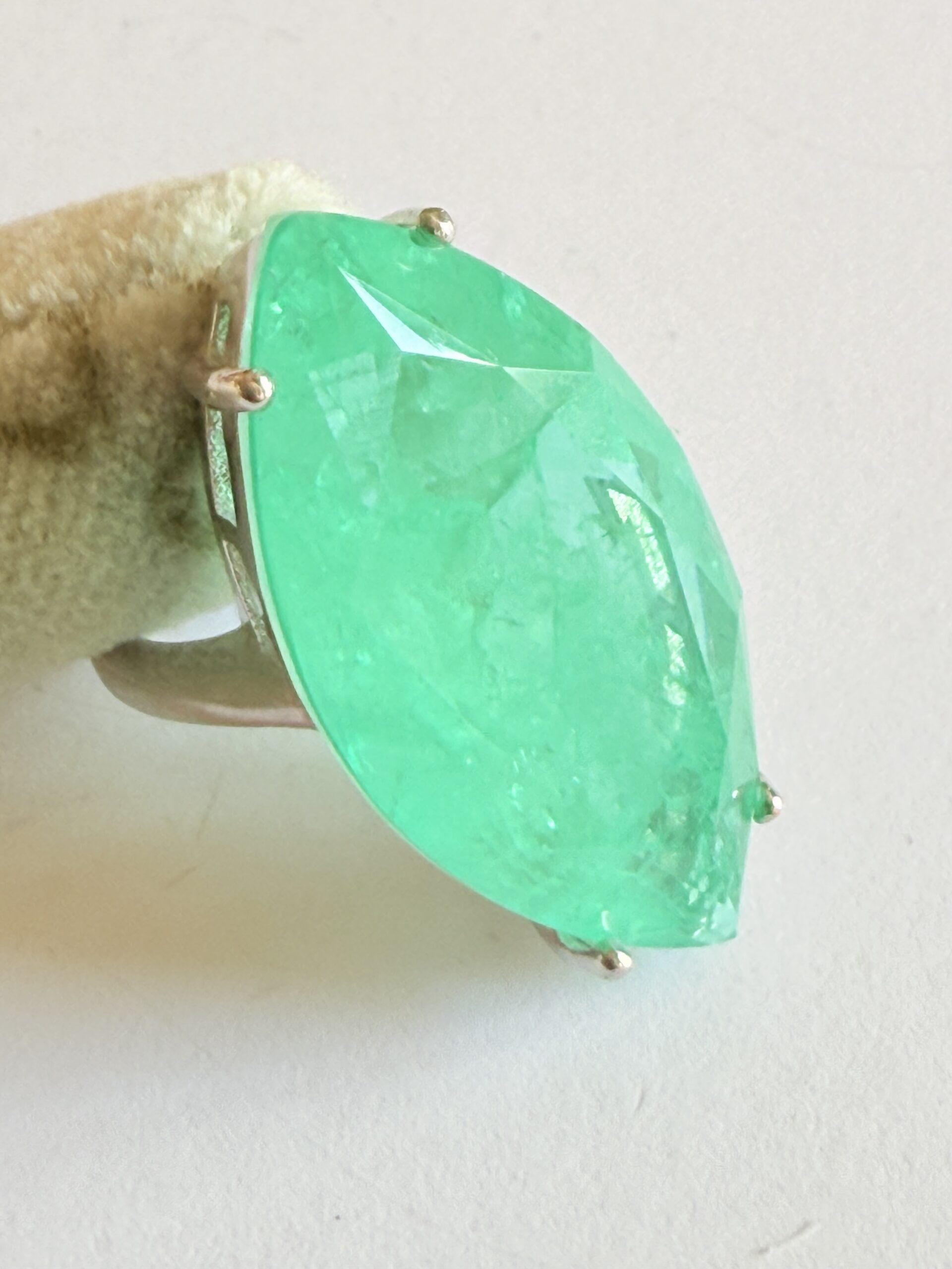 Sortija de plata de Ley con esmeralda tratada.