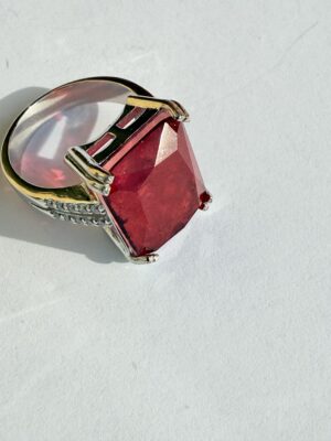 Sortija de plata de ley con rubí tratado y brazos con doble carril de zafiros blancos.