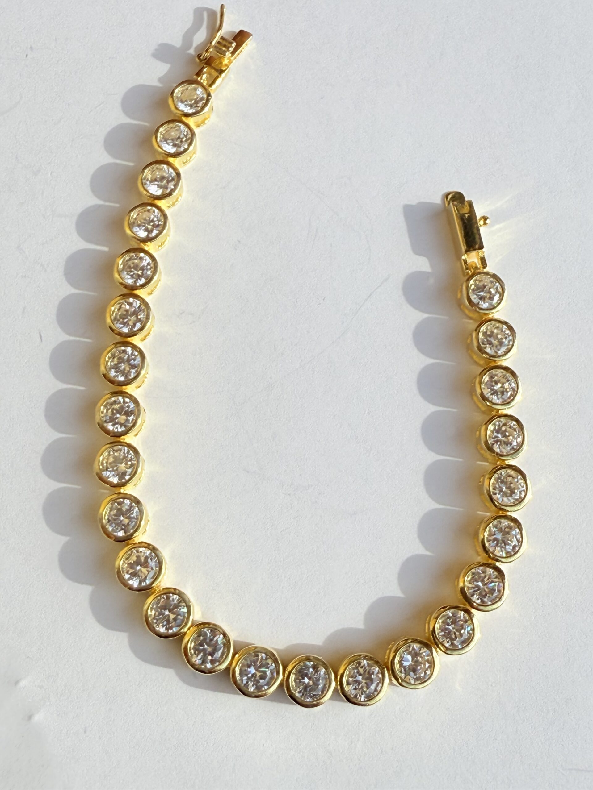 Brazalete de Tenis Chapado en Oro con Zafiros Blancos