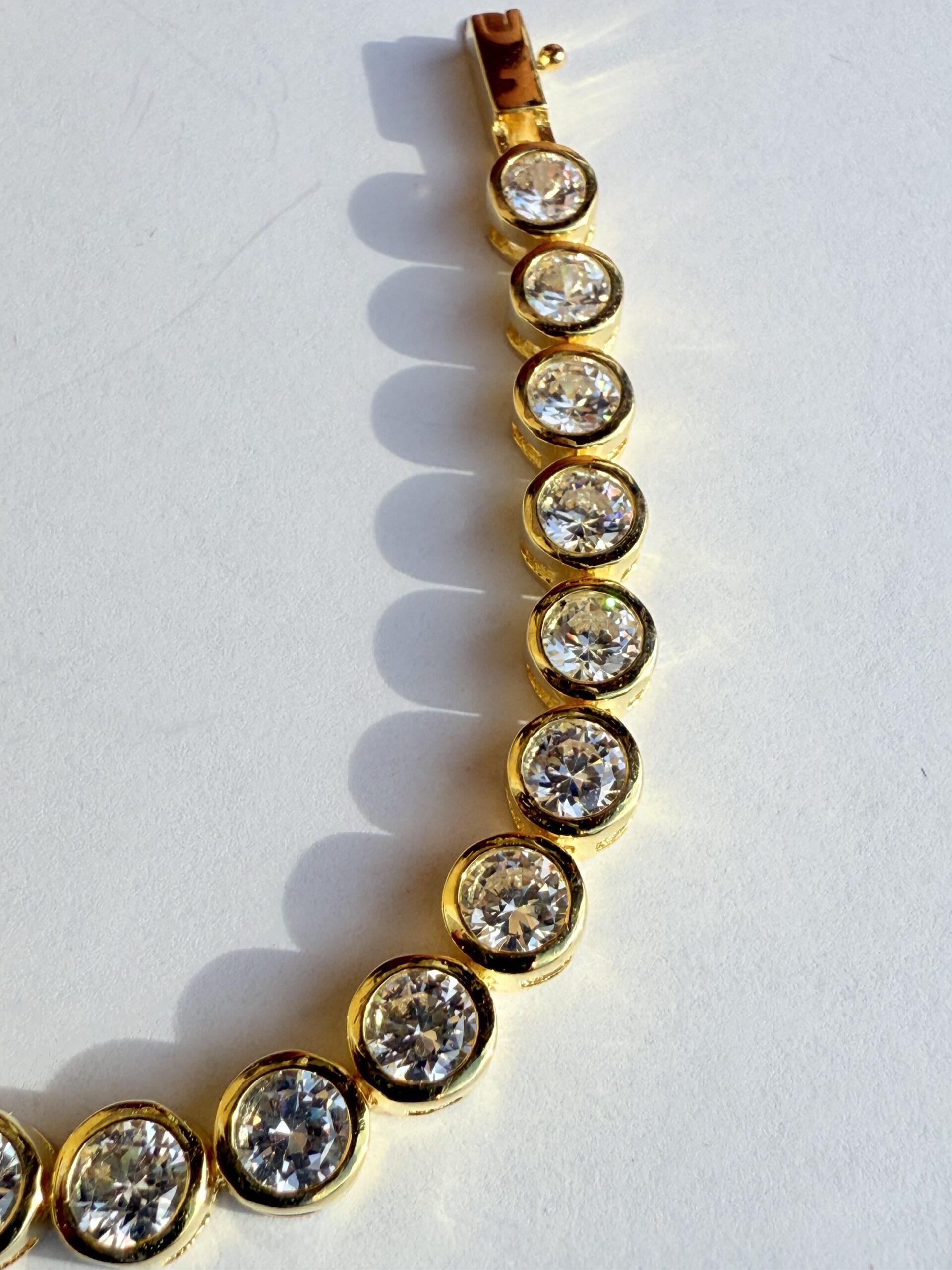 Brazalete de Tenis Chapado en Oro con Zafiros Blancos - Imagen 3