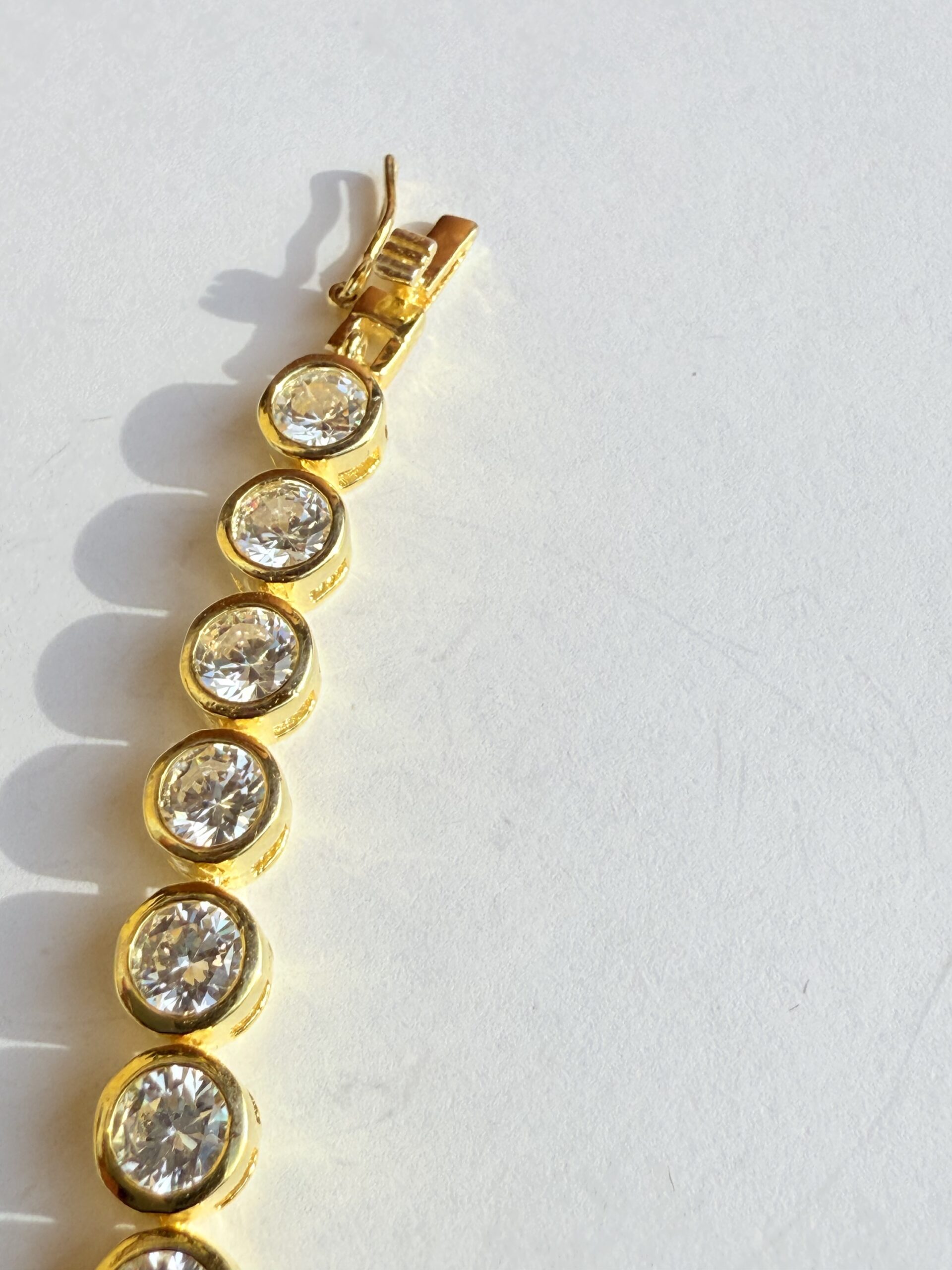 Brazalete de Tenis Chapado en Oro con Zafiros Blancos - Imagen 2