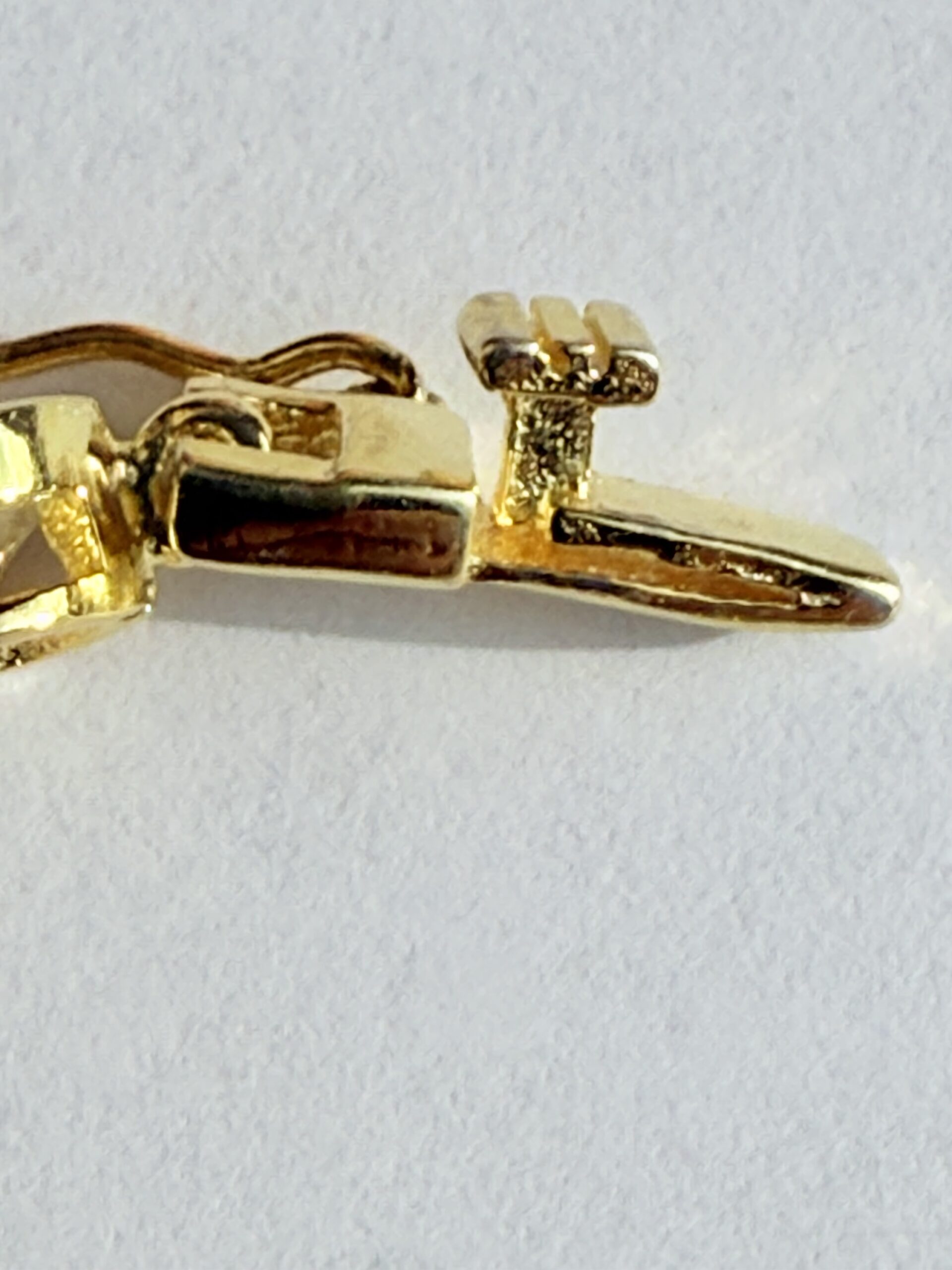 Brazalete de Tenis Chapado en Oro con Zafiros Blancos - Imagen 6