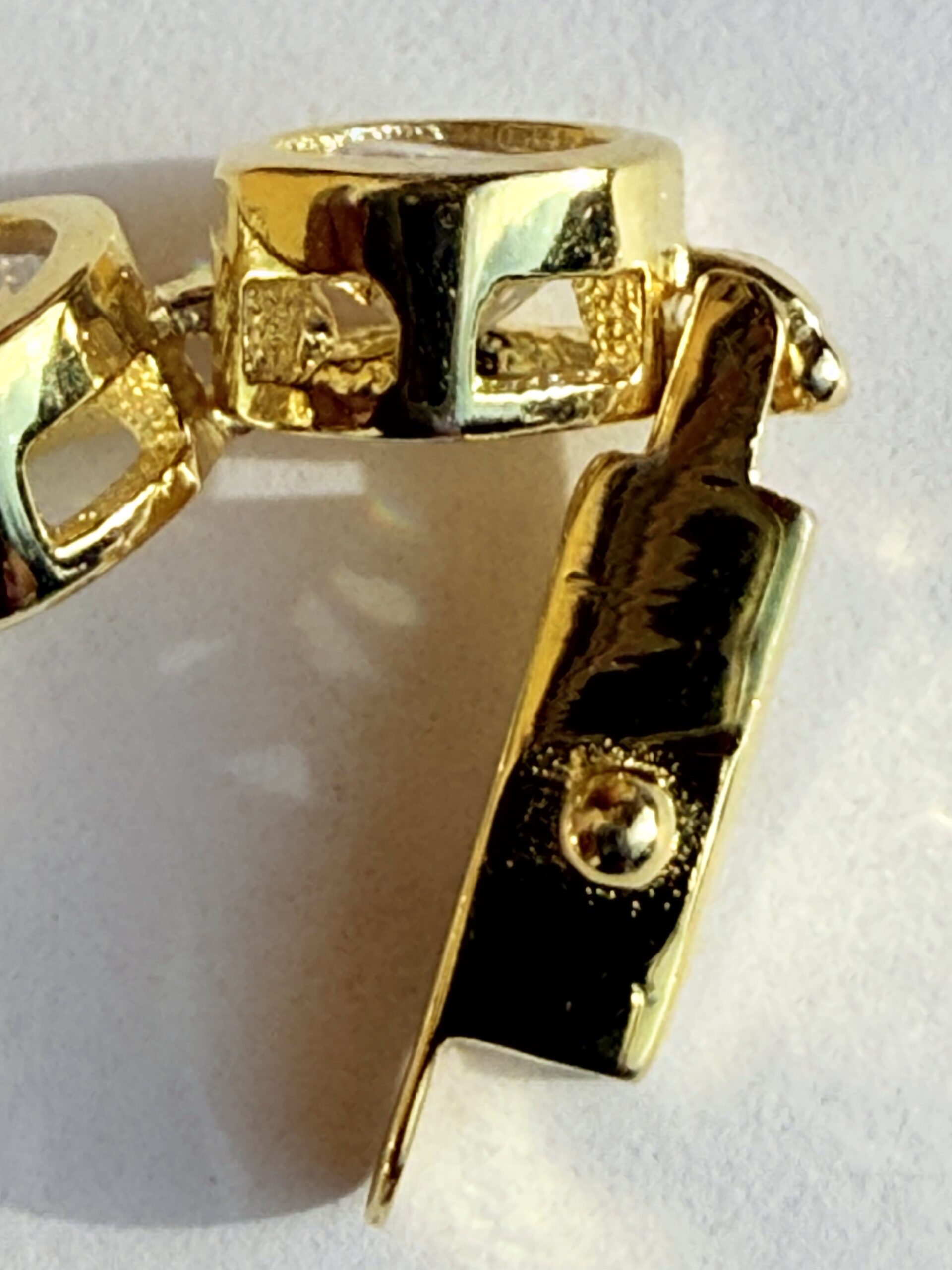 Brazalete de Tenis Chapado en Oro con Zafiros Blancos - Imagen 4