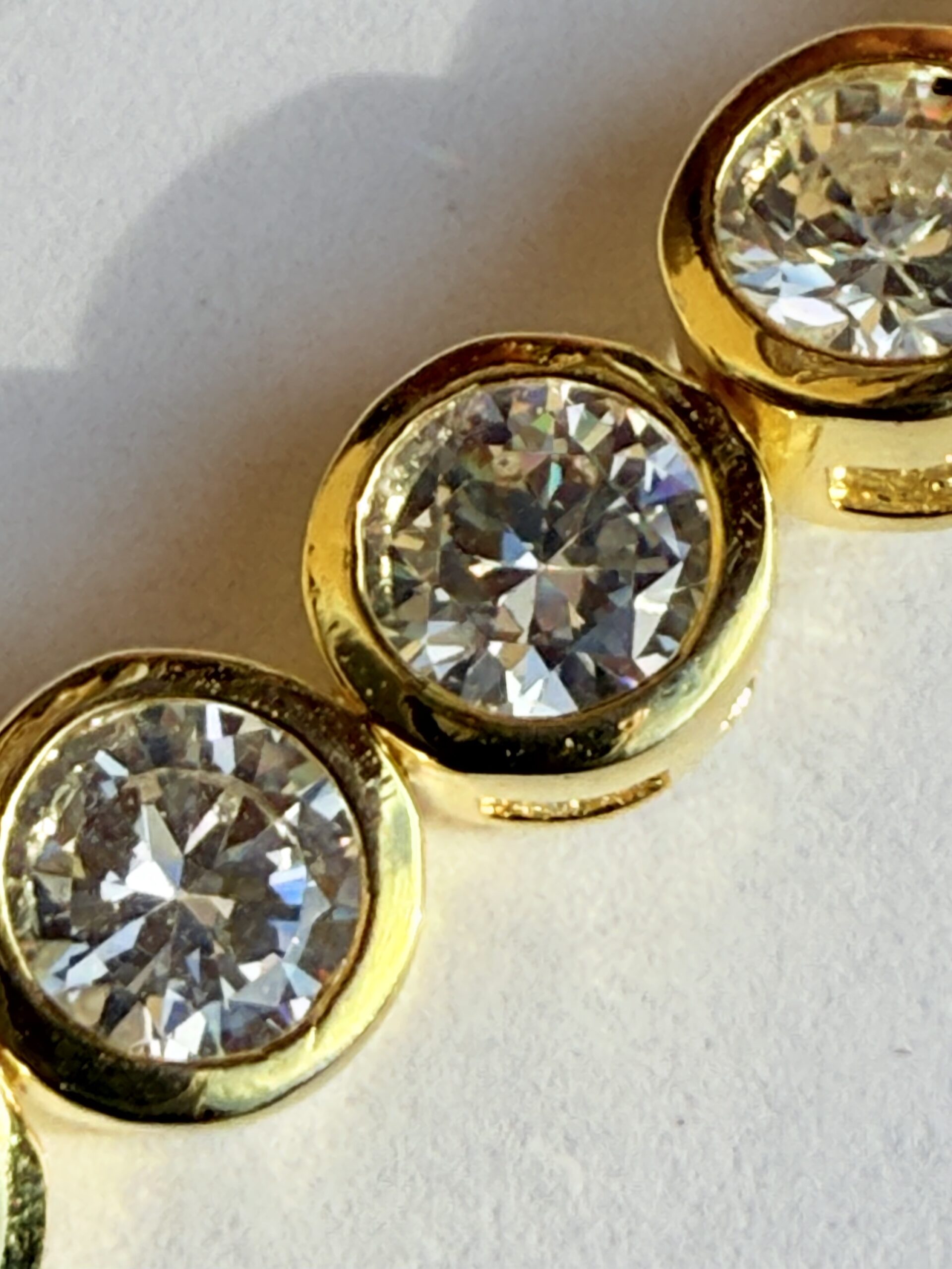 Brazalete de Tenis Chapado en Oro con Zafiros Blancos - Imagen 5