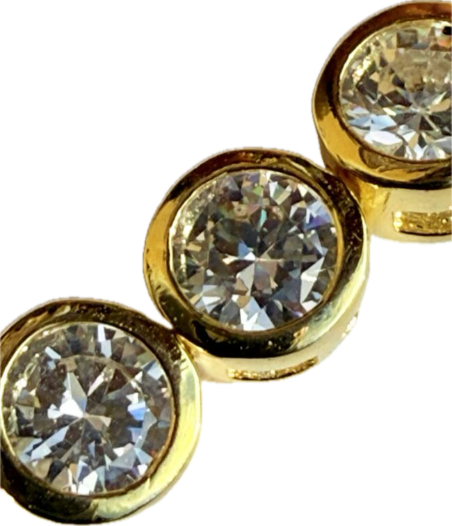 Brazalete de Tenis Chapado en Oro con Zafiros Blancos - Imagen 2
