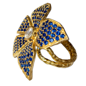 Sortija. Bañada en oro con circonites azules.