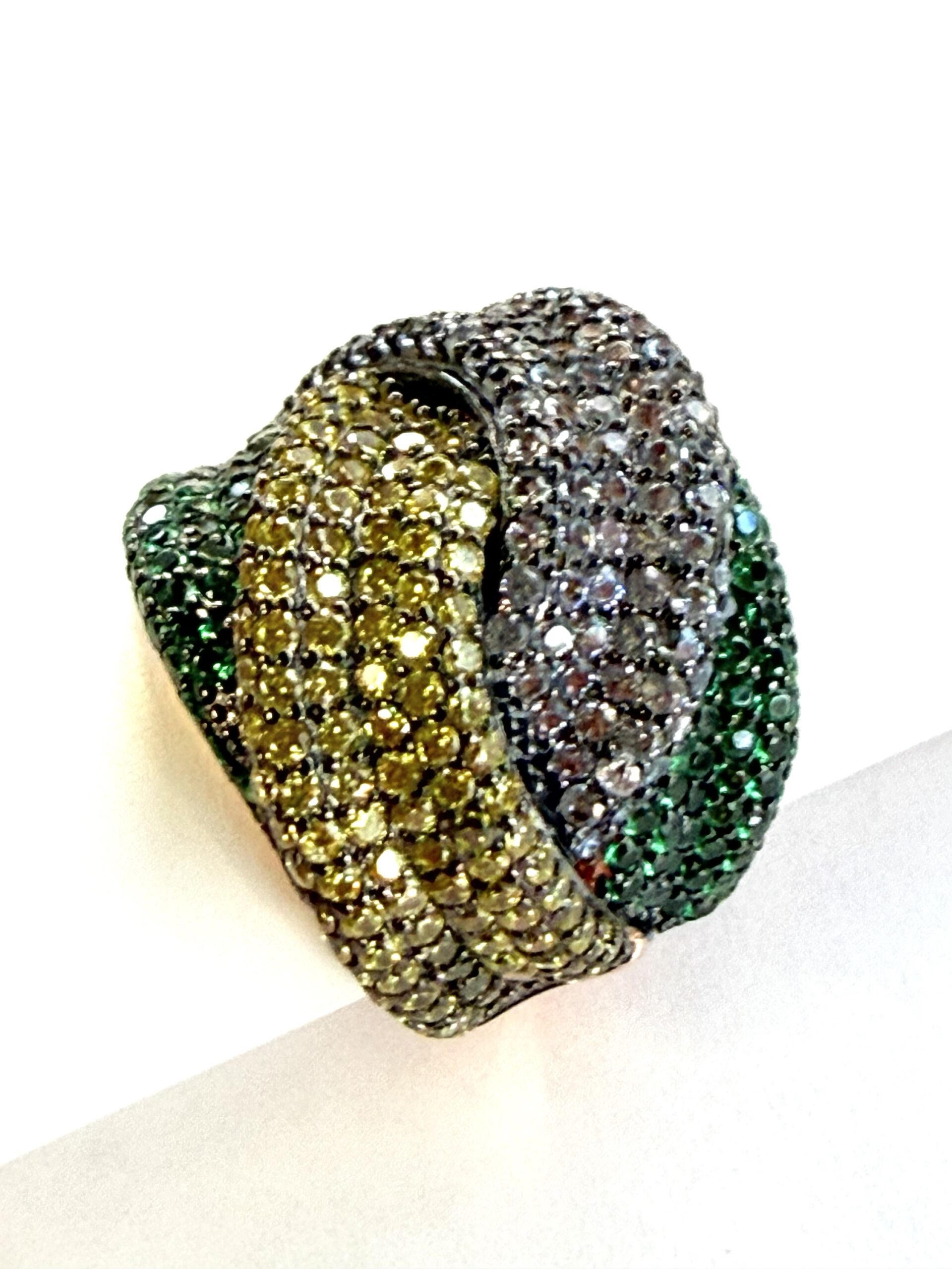 Anillo de Plata y Pavé Tricolor "Luz Vibrante"