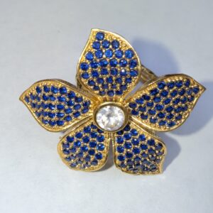 Sortija. Bañada en oro con circonites azules.