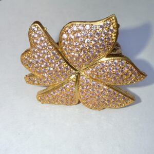 Sortija chapada en oro con circonites