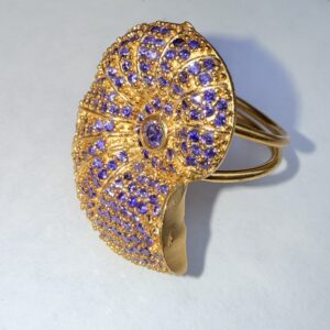Sortija chapado en oro con circonites .
