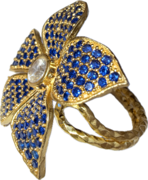 Sortija. Bañada en oro con circonites azules.