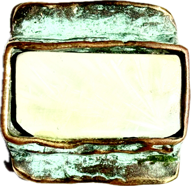 Collar abstracto Fili Plaza en dorado y pieza de esmalte blanca cruda – Expresión artística contemporánea. - Imagen 2