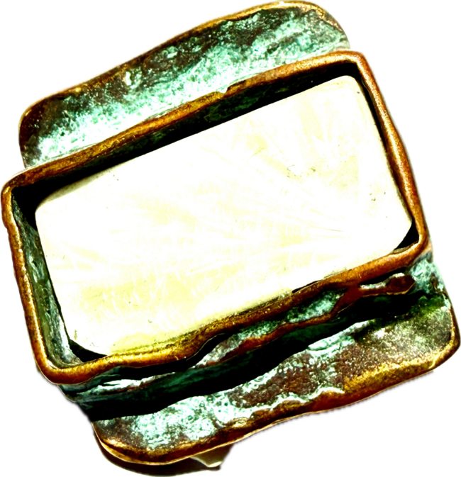 Collar abstracto Fili Plaza en dorado y pieza de esmalte blanca cruda – Expresión artística contemporánea. - Imagen 3