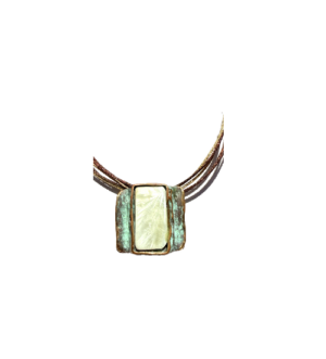 Collar abstracto Fili Plaza en dorado y pieza de esmalte blanca cruda – Expresión artística contemporánea.